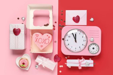 Hediye kutularıyla kalp şeklinde bento pastası ve renkli arka planda retro saat. Sevgililer Günü kutlaması