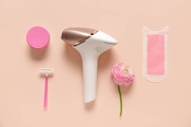 Bej arka planda jilet, balmumu şerit ve kremalı modern fotoepilatör.