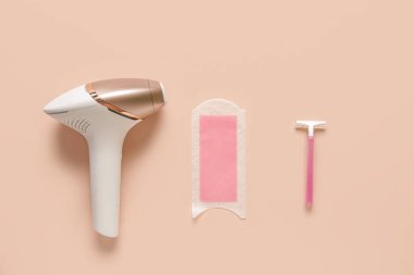 Bej arka planda jilet ve balmumu şeritli modern fotoepilatör