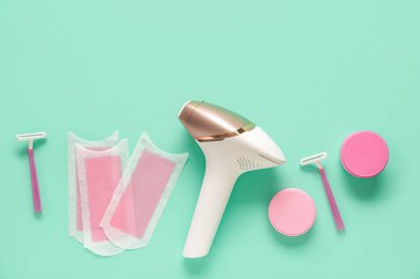 Balmumu şeritli, jiletli ve turkuaz kaplamalı modern fotoepilatör.