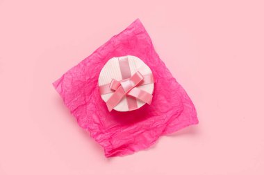 Pembe arka planda hediye paketi. Sevgililer Günü kutlaması