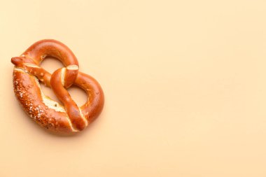 Bej arka planda lezzetli kraker.