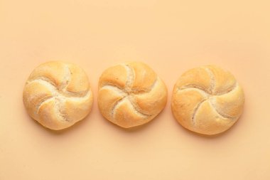 Bej arka planda lezzetli kayzer ruloları