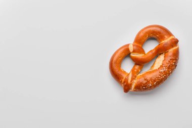 Beyaz arka planda taze lezzetli kraker.