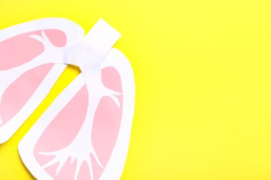 Sarı arka planda kağıt ciğerler