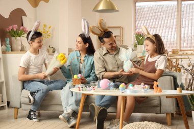 Mutlu ebeveynler Paskalya Günü 'nde küçük çocuklarından hediye alıyorlar.