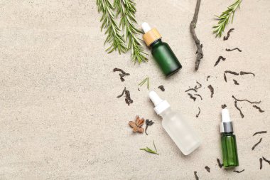 Hafif arka planda gerekli yağ şişeleri ve doğal malzemelerle kompozisyon