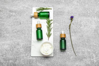 Grunge arka planında doğal kozmetik ürünleri ve otlarla kompozisyon