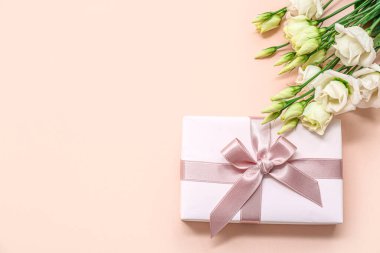 Hediye kutusu ve pembe arka planda güzel beyaz Eustoma çiçekleri. Uluslararası Kadınlar Günü