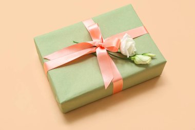 Hediye kutusu ve bej arka planda güzel beyaz Eustoma çiçekleri. Uluslararası Kadınlar Günü