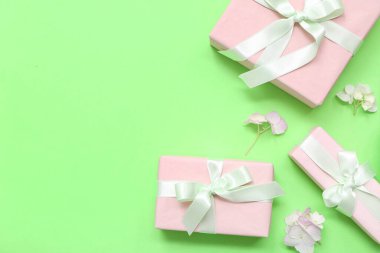 Hediye kutuları ve yeşil arka planda güzel ortanca çiçekleri. Uluslararası Kadınlar Günü