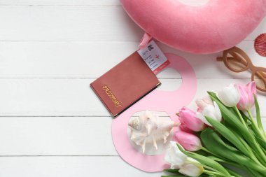 Kağıt figür 8 ile kompozisyon, pasaport ve lale çiçekleri Uluslararası Kadınlar Günü için açık ahşap zemin üzerinde