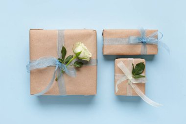 Mavi arka planda güzel beyaz güllü hediye kutuları. Uluslararası Kadınlar Günü