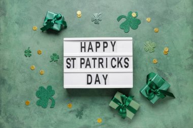 Sözcüklü tahta Mutlu Aziz PATRICKS Günü, hediye kutuları ve yeşil grunge arkaplan dekor
