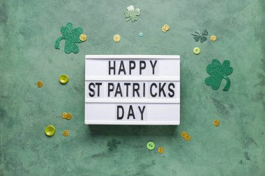 Sözcüklü tahta Mutlu Aziz PATRICKS GÜN ve yeşil grunge arkaplan dekor