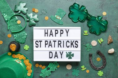 Sözcüklerle kurulu Mutlu Aziz Patrik Günü, yeşil grunge arka planda leprikon şapka ve dekor