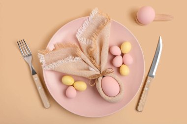 Sarı arka planda Paskalya yumurtaları olan güzel bir masa.