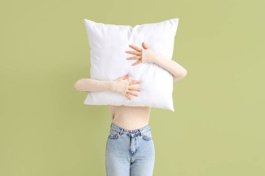 Yeşil arka planda beyaz yastıklı kadın