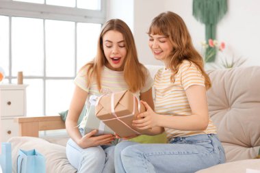 Evde Paskalya için hediye kutularıyla mutlu genç kadınlar.