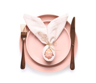 Beyaz arka planda Paskalya yumurtası olan güzel bir masa.