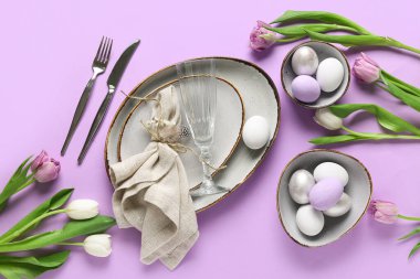 Paskalya yumurtaları ve leylak arkaplanda güzel laleler.