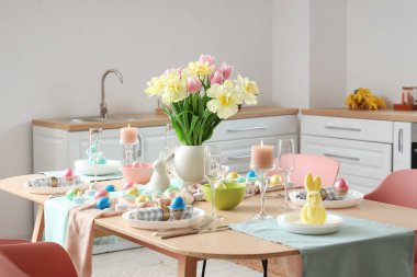 Paskalya sofrası, tezgah ve çiçek vazosuyla modern mutfak.