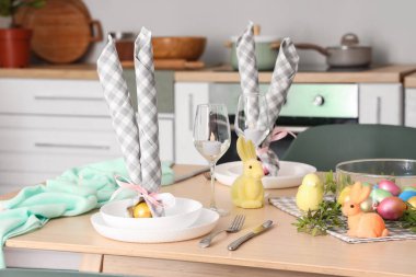 Mutfaktaki Paskalya kutlaması için güzel bir masa.