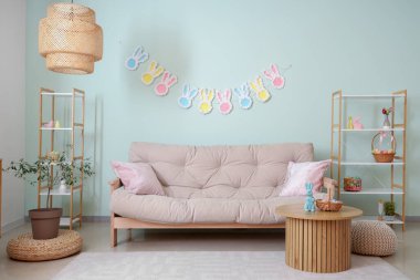 Paskalya kutlaması için dekore edilmiş modern oturma odası.