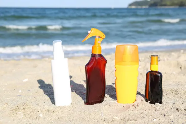 Flaschen Sonnencreme Auf Sand Strandnähe — Stockfoto