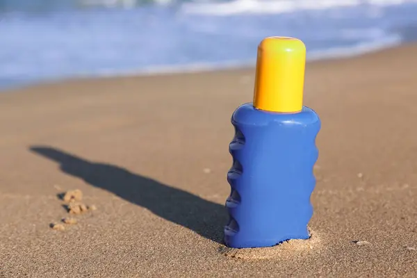 Eine Flasche Sonnencreme Auf Sand Strandnähe — Stockfoto