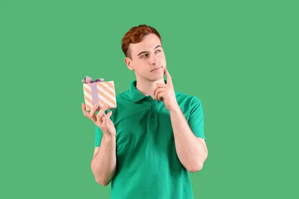 Jeune Homme Rousse Réfléchi Avec Boîte Cadeau Sur Fond Vert — Photo