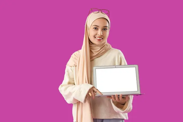 Young Muslim Woman Laptop Purple Background — Stock Photo, Image