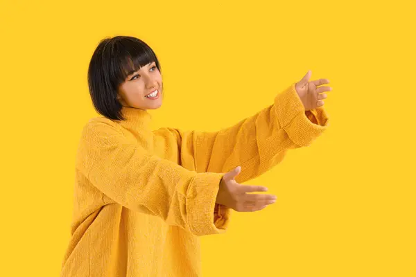 Молода Жінка Відкриває Руки Обіймів Жовтому Тлі — стокове фото