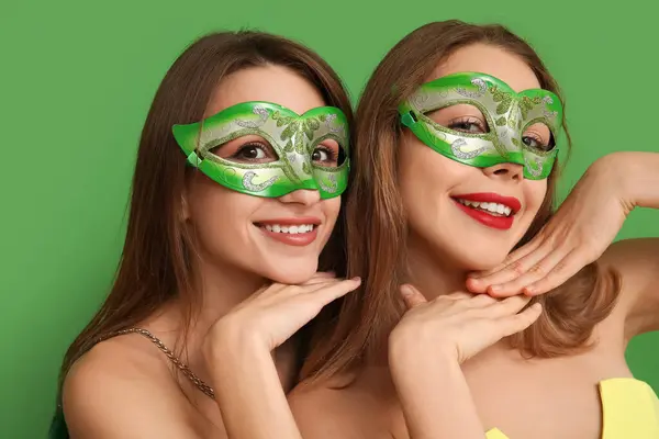 Mujeres Jóvenes Felices Máscaras Carnaval Sobre Fondo Verde —  Fotos de Stock