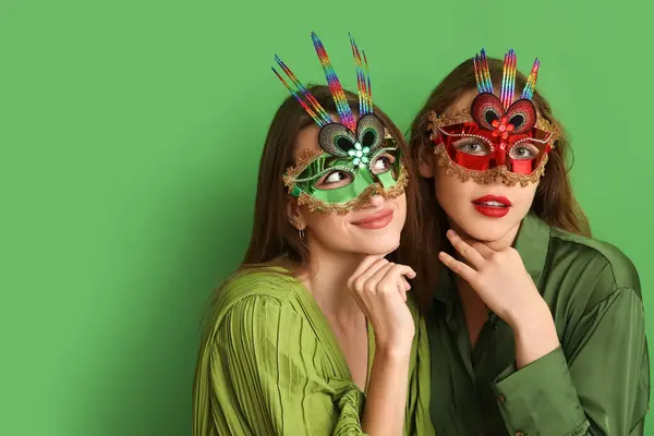 Hermosas Mujeres Jóvenes Máscaras Carnaval Sobre Fondo Verde —  Fotos de Stock