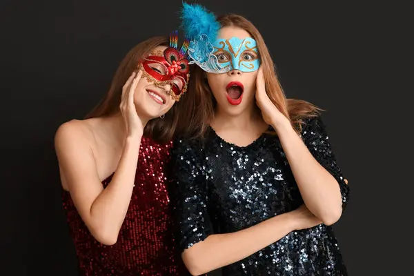 Mujeres Jóvenes Conmocionadas Máscaras Carnaval Sobre Fondo Negro —  Fotos de Stock