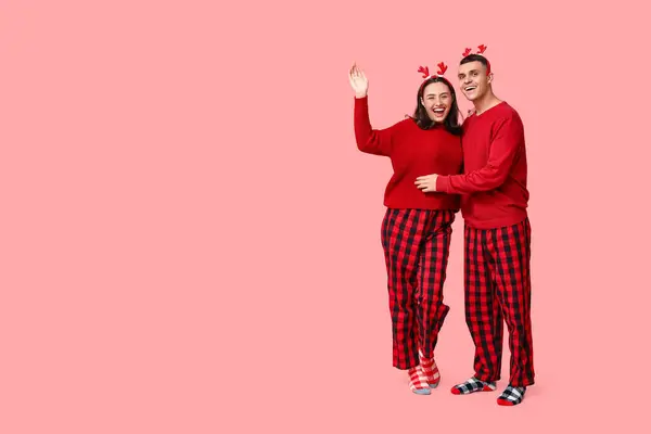 Feliz Jovem Casal Pijama Natal Fundo Rosa — Fotografia de Stock