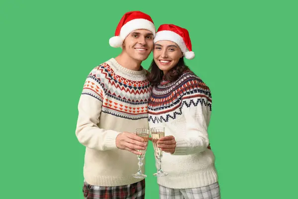 Jovem Casal Feliz Pijama Natal Com Champanhe Fundo Verde — Fotografia de Stock