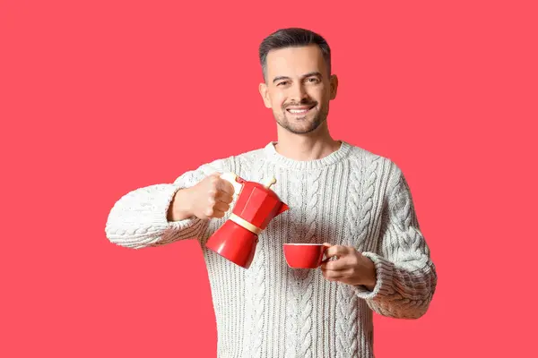 Schöner Mann Gießt Espresso Aus Geysir Kaffeemaschine Tasse Auf Rotem — Stockfoto