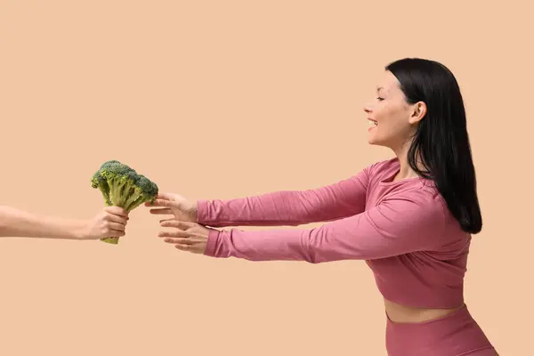 Schöne Junge Glückliche Frau Und Hand Mit Frischem Brokkoli Auf — Stockfoto