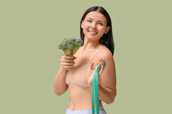 Schöne Junge Frau Mit Frischem Brokkoli Und Maßband Auf Grünem — Stockfoto