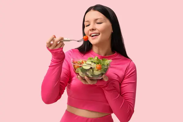 Schöne Junge Frau Mit Schüssel Mit Frischem Gemüsesalat Auf Rosa — Stockfoto