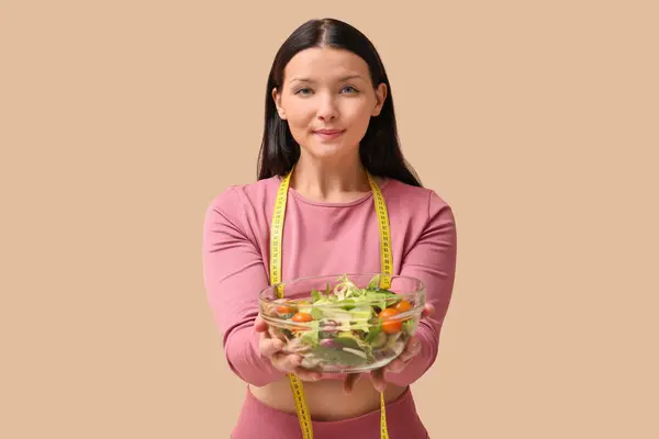Schöne Junge Frau Mit Maßband Und Schüssel Mit Frischem Gemüsesalat — Stockfoto