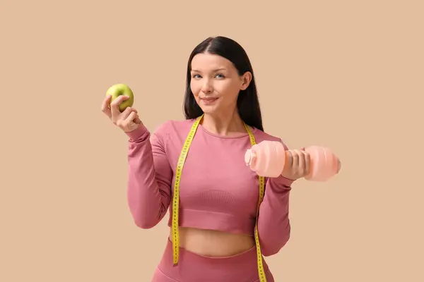 Schöne Junge Frau Mit Maßband Frischem Apfel Und Hantel Auf — Stockfoto