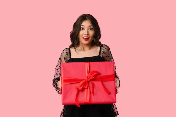 Beautiful Young Shocked Asian Woman Gift Box Pink Background Valentine — Stock Photo, Image
