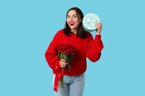 Hermosa Joven Feliz Mujer Con Caja Regalo Ramo Rosas Sobre —  Fotos de Stock