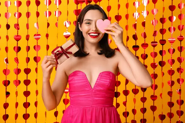 Hermosa Joven Feliz Mujer Con Caja Regalo Guirnalda Forma Corazón —  Fotos de Stock