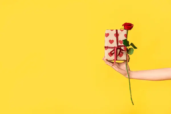 노란색 배경에 상자와 장미와 발렌타인 — 스톡 사진