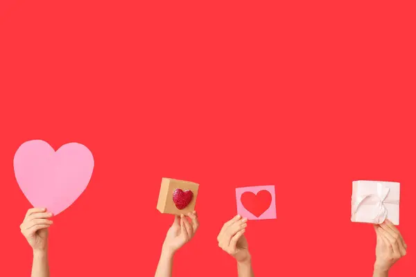 Hediye Kutularıyla Kadın Elleri Kırmızı Arka Planda Kağıt Kalp Sevgililer — Stok fotoğraf
