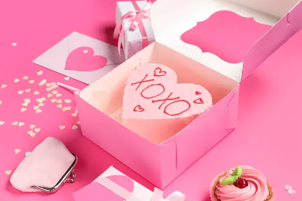 Ciasto Kształcie Serca Pudełkami Babeczką Listem Miłosnym Różowym Tle Święto — Zdjęcie stockowe